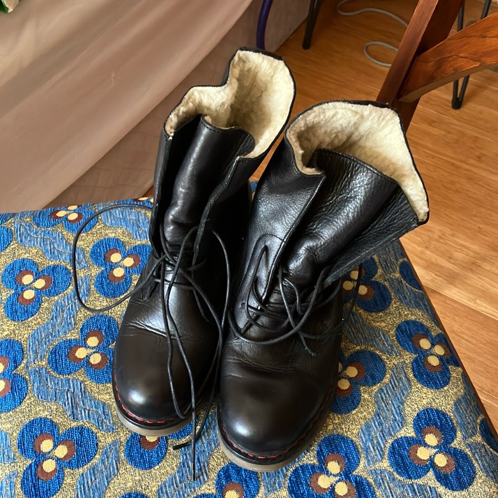 Avellini black lack combat boots with faux shearling lining🖤❤️